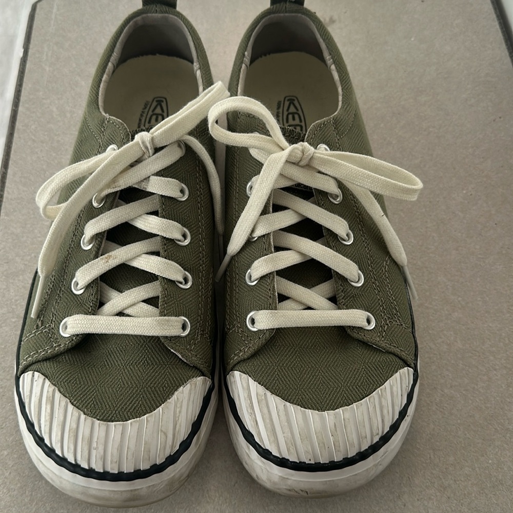 Keen women’s Elsa green canvas sneakers Sz: 39 (8.5)